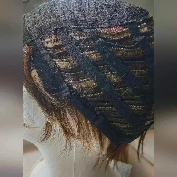 Short Synthetic full wig heavily highlighted - Picture 14 of 14